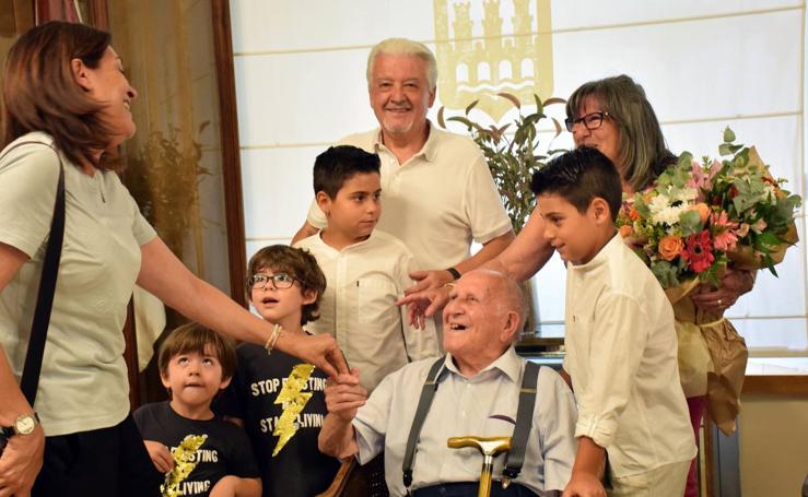 El homenaje de Logroño a dos abuelos centenarios