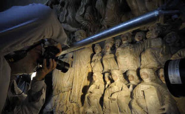 La Xunta declara bien de interés cultural las estatuas del Pórtico de la Gloria en manos de los Franco