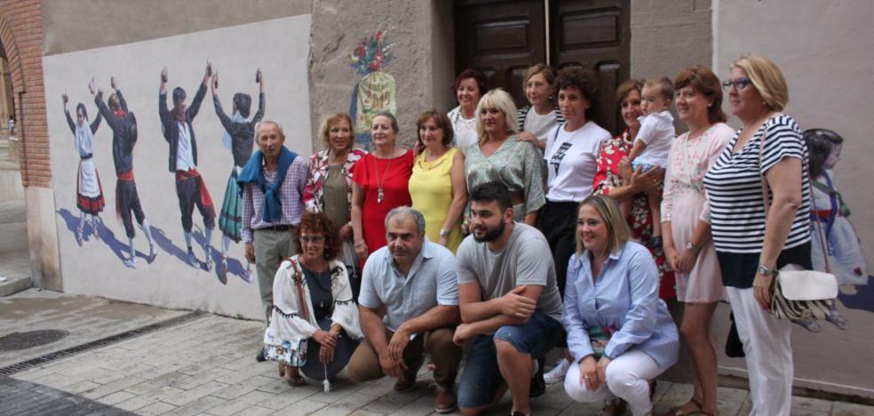 El primer mural del 'Decor Alfaro' de la Asociación de Mujeres honra a las danzas regionales