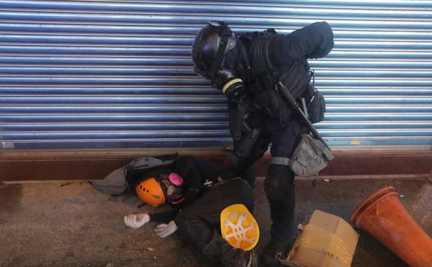 Al menos 20 detenidos en una nueva batalla campal en el corazón de Hong Kong