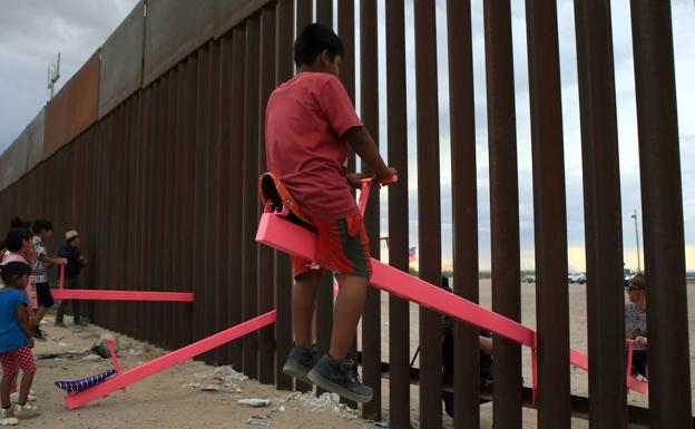 Columpios en la frontera EE UU-México para que los niños jueguen juntos