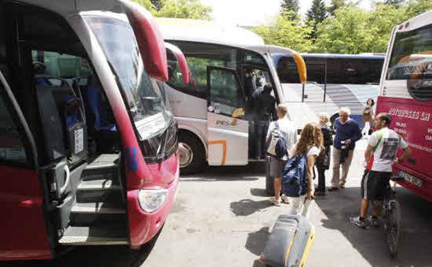 Los viajeros llegan a pagar hasta un 30% más en las rutas de autobús