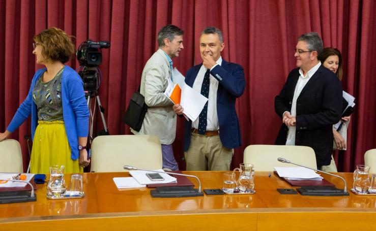 Los gestos, los saludos las conversaciones en el Pleno del Ayuntamiento de Logroño