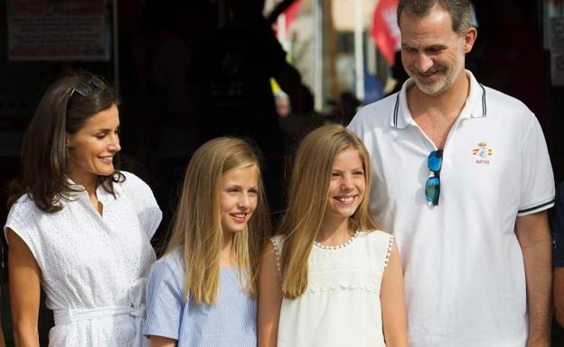 Jornada en el náutico de los reyes y sus hijas para empezar las vacaciones