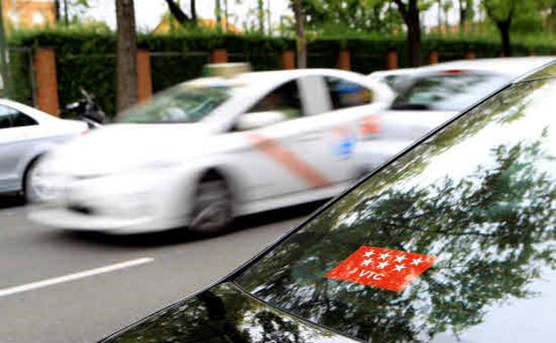 La CNMC arremete contra las restricciones de Madrid y Barcelona a Uber y Cabify