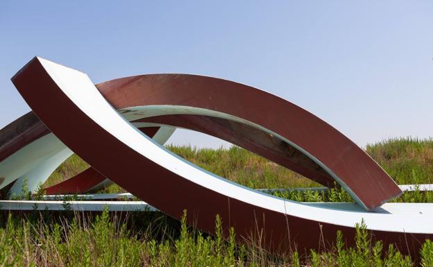 La escultura de Vara de Rey ya duerme en el Parque de Servicios