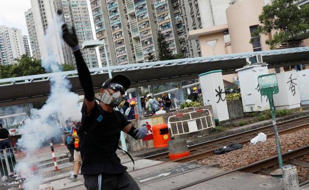 Avenidas cortadas, choques con la Policía y más de 200 vuelos cancelados en la huelga general de Hong Kong