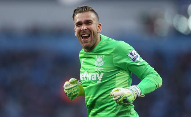 El Liverpool ficha al portero Adrián San Miguel