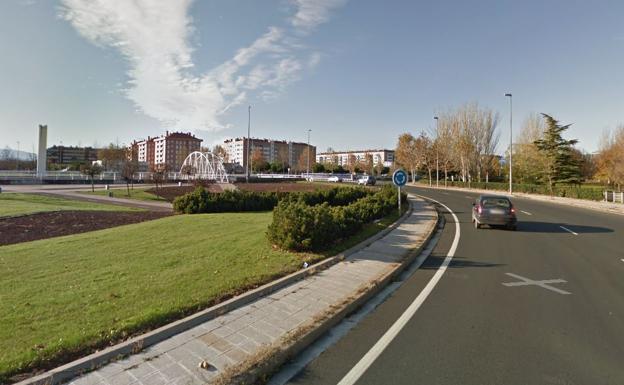 Herida una mujer en una colisión de dos turismos en la rotonda de Chile