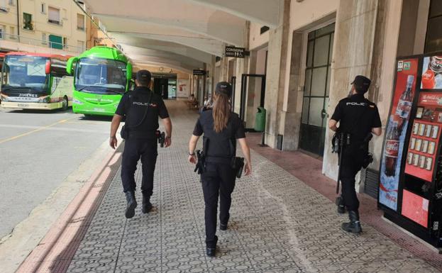 La Policía Nacional ha localizado y detenido a dieciséis fugados de la justicia en el mes de julio