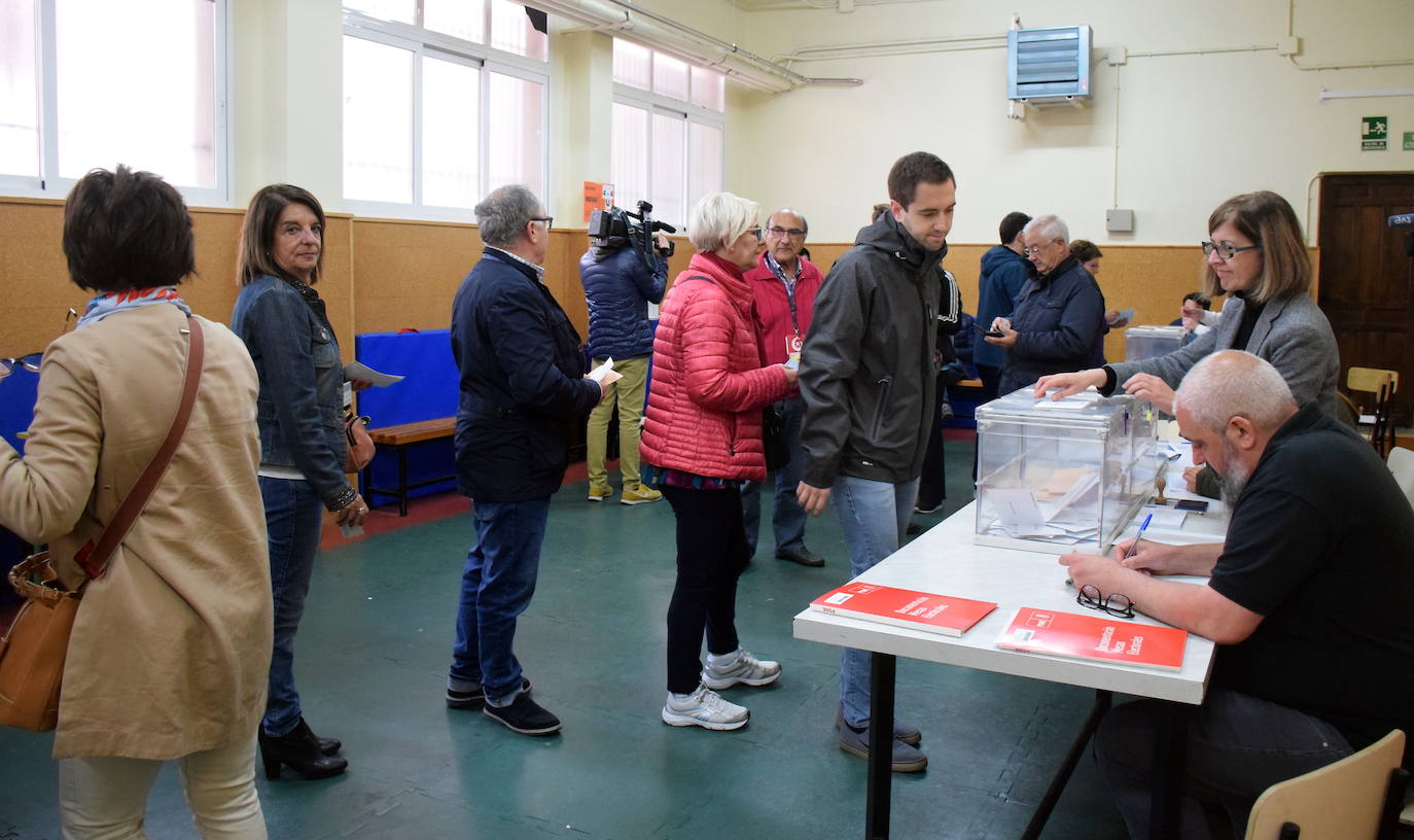 Recogen firmas por la 'No repetición de elecciones en La Rioja'