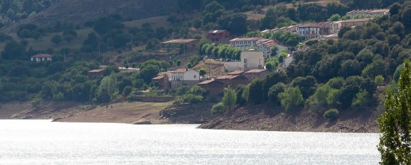 El embalse de Mansilla en agosto