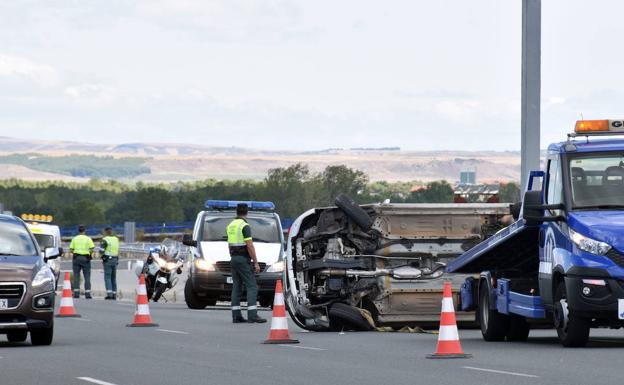 Dos heridos por el vuelco de un coche en la LO-20
