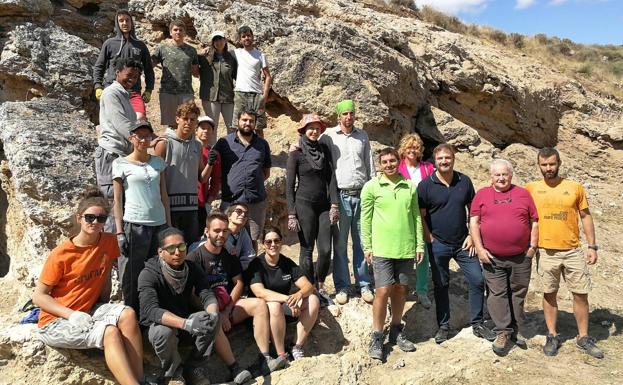 Jóvenes de cuatro países trabajan en la muralla sur de Contrebia Leucade