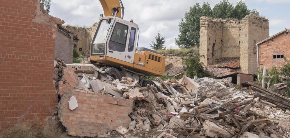 El Ayuntamiento inicia el derribo que permitirá reabrir la jacobea calle Mayor