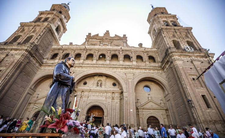 Alfaro procesiona en su tercer día de fiestas en honor a San Roque y San Ezequiel