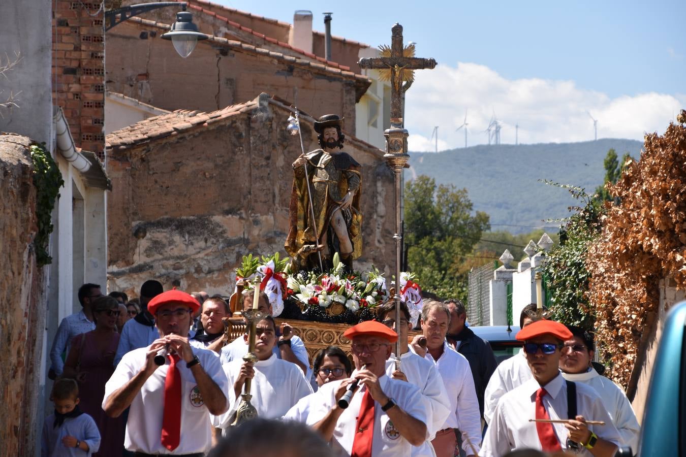 Procesión en el día grande de las fiestas de San Roque en Tudelilla