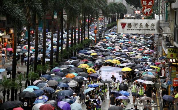 Hong Kong no se asusta ante China y recobra las protestas pacíficas