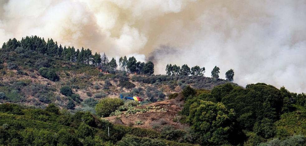 Más de 4.000 grancanarios abandonan sus casas por el fuego