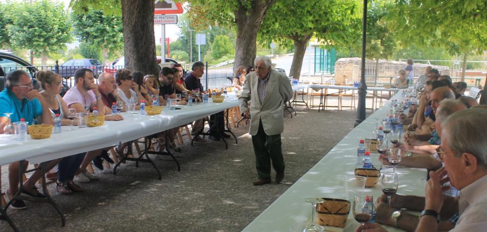 Manuel Ruiz participa en una cata solidaria contra el cáncer