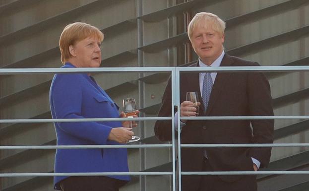 Merkel da un mes a Johnson para pactar sobre Irlanda