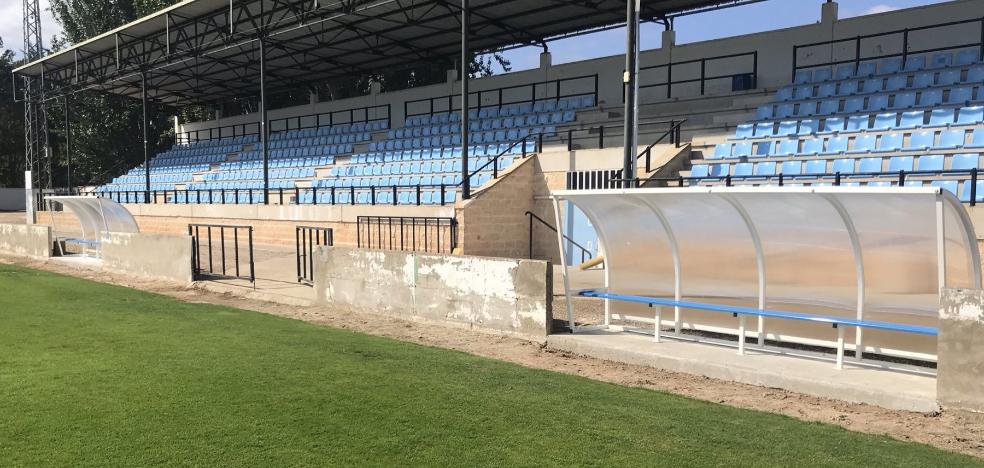 El campo de Sendero renueva banquillos y añade butacas cedidas por el Celta de Vigo