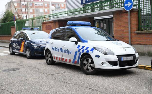 Un hombre muerde a un policía, araña a otro y clava a un tercero un tubo metálico