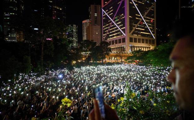 Cadena humana en Hong Kong para reclamar democracia al régimen chino