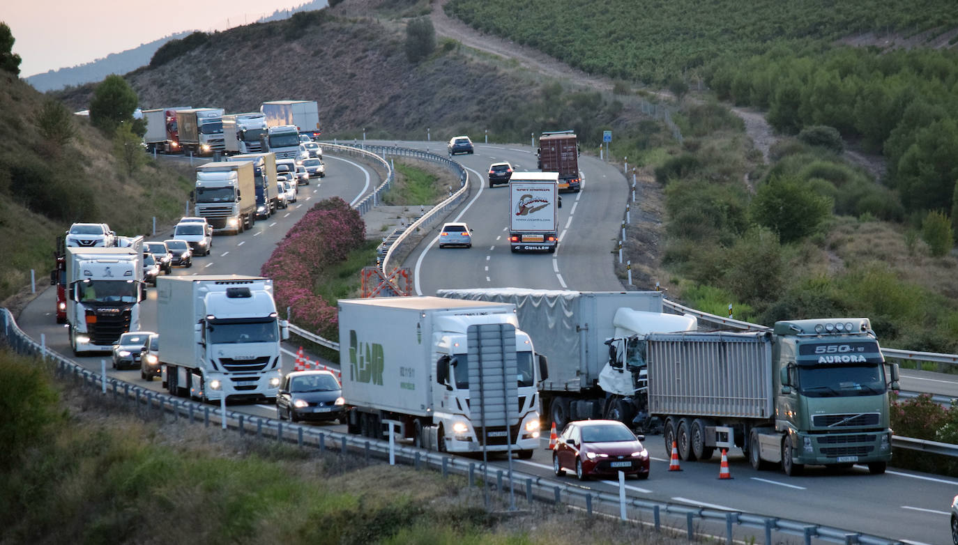 Restaurado el trafico en la AP-68 tras un choque entre dos camiones