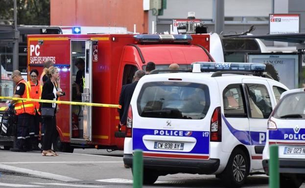 Un hombre mata con un cuchillo a una persona y hiere a otras 8 cerca de Lyon