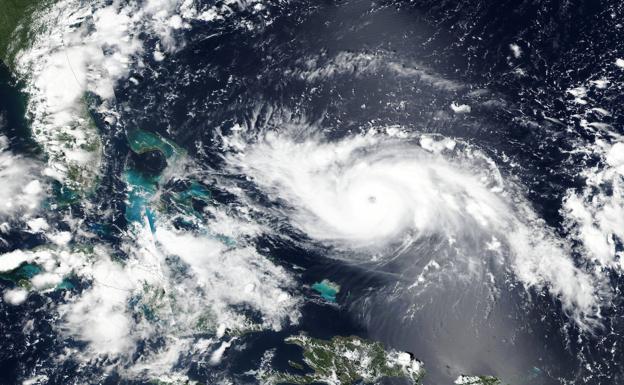 Dorian se hace fuerte y amenaza al sureste de EEUU sin impactar en Florida