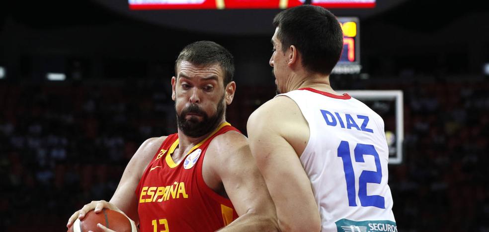 Marc Gasol levanta a una gris España