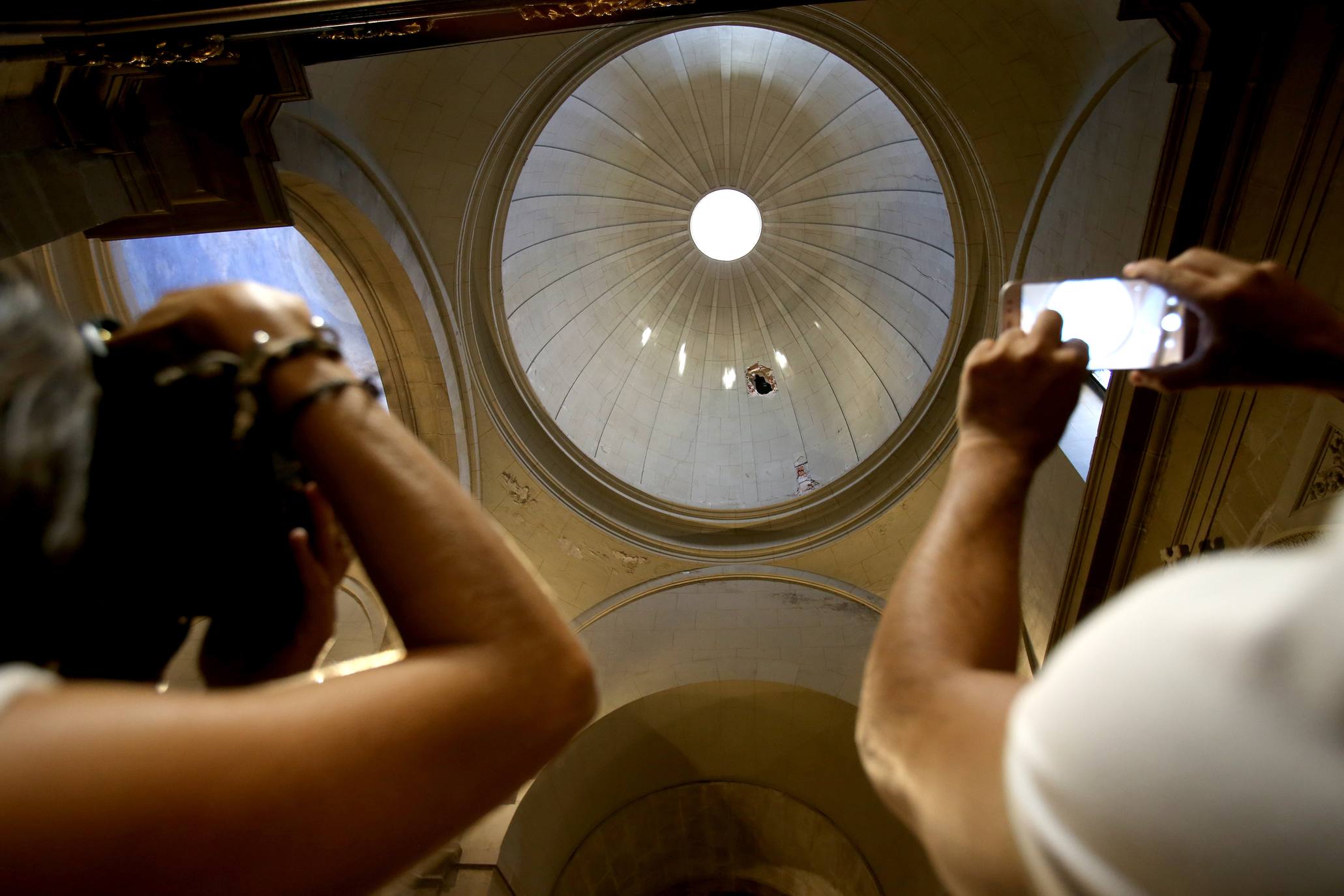 Una grúa golpea un pináculo de La Redonda que atraviesa una cúpula y los cascotes hieren a una niña