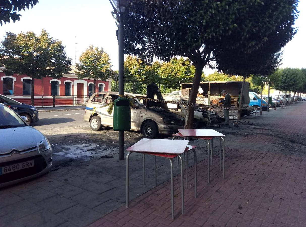 Un incendio posiblemente provocado calcina cuatro coches y afecta a árboles y persianas en Logroño