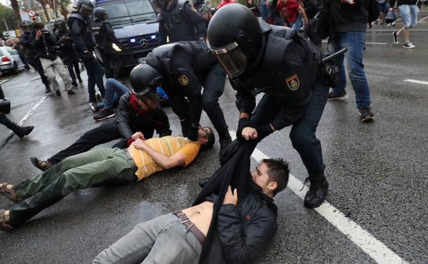 Imputan a ocho mandos de la Policía Nacional por las cargas del 1-O en Barcelona