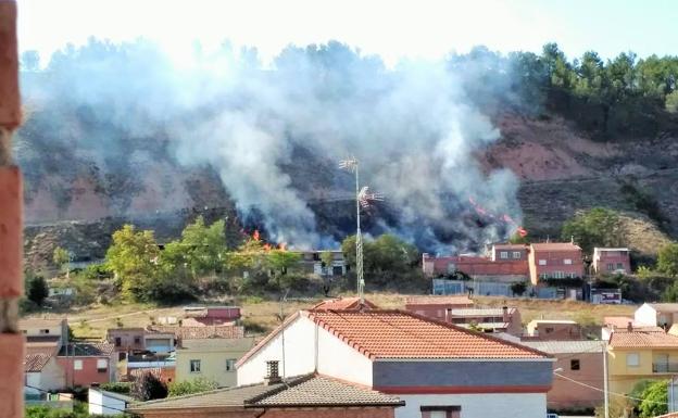 Extinguido un incendio en el mirador de La Cobacha en Murillo con la ayuda de un helicóptero
