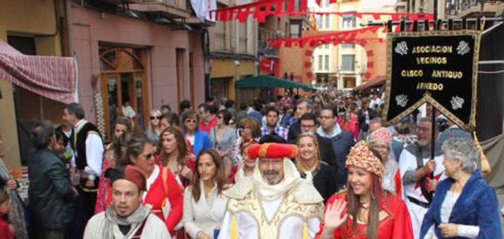 El desfile abre esta mañana el XXI Mercado del Kan de Vico, con más de 80 artesanos