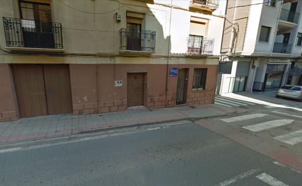 Arde un coche de madrugada en el centro de Quel