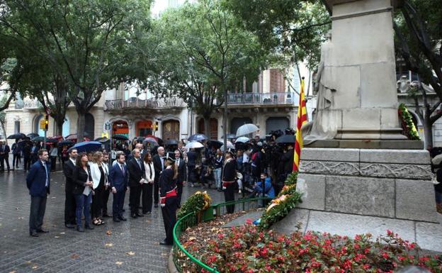 El himno español se cuela en la ofrenda floral de la Diada