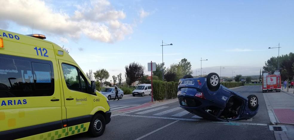 Herido al volcar su coche en la calle Ramón y Cajal de Haro