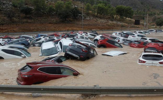 El primer zarpazo de la DANA causa dos muertos y un caos inédito en el Levante