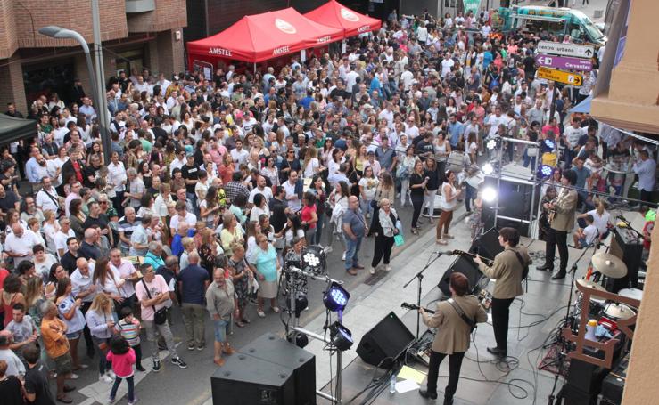 El Fardelej llena las calles de Arnedo de gente y música