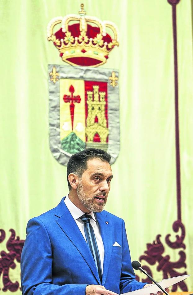 La prensa traslada su malestar al Parlamento regional por sus directrices y amenazas de veto