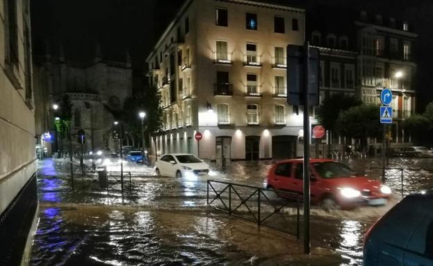 Una tromba de treinta litros inunda calles, garajes, comercios y túneles en Valladolid