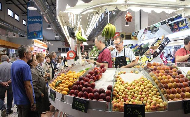 Los españoles tiran a la basura más de 1.300 millones de kilos de alimento al año pero sólo el 7% lo reconoce