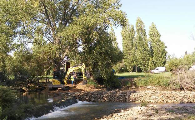 Desviado el cauce del Iregua para detener el vertido