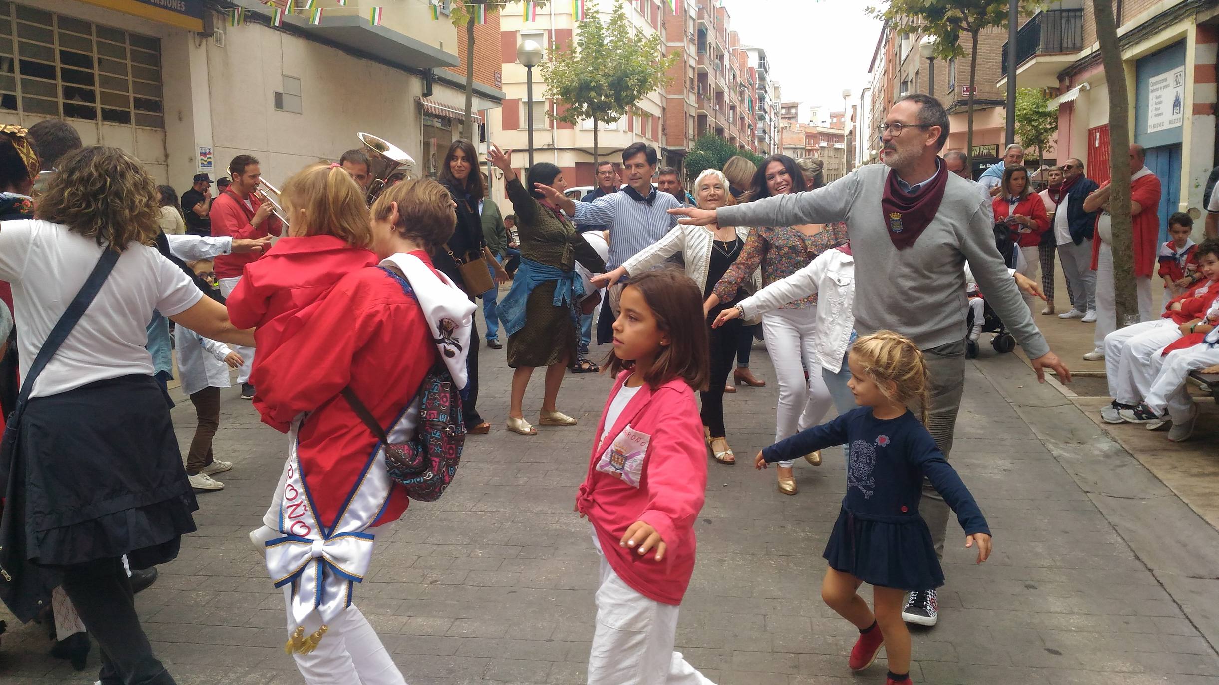 Los concejales bailan los pajaritos