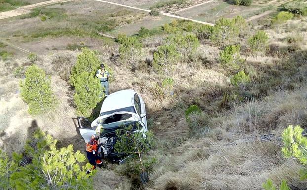 Rescatado un conductor que había caído por un terraplén de diez metros en Alcanadre