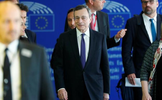 Draghi no cree que el crecimiento de la eurozona repunte a medio plazo