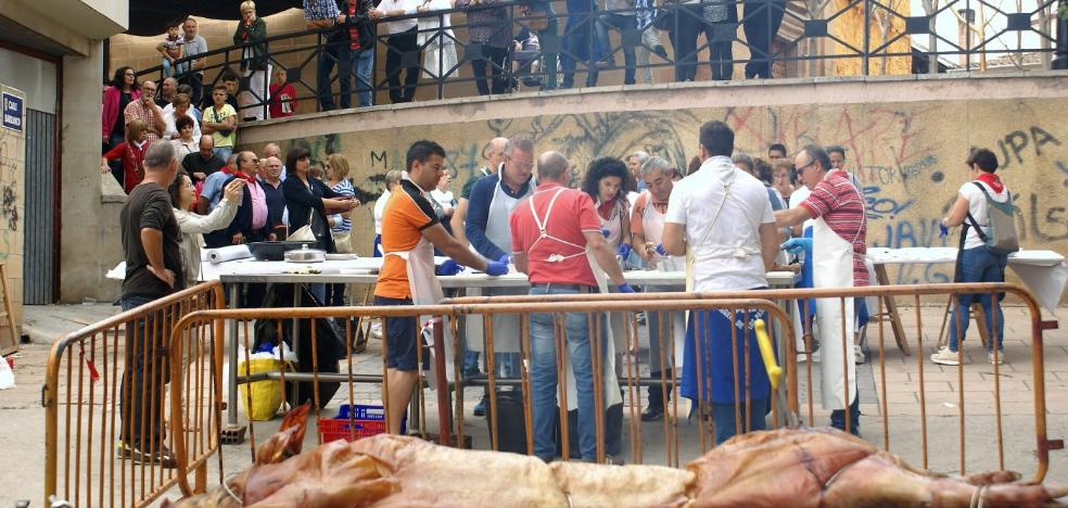 Baños repartió 400 raciones de cerdo asado